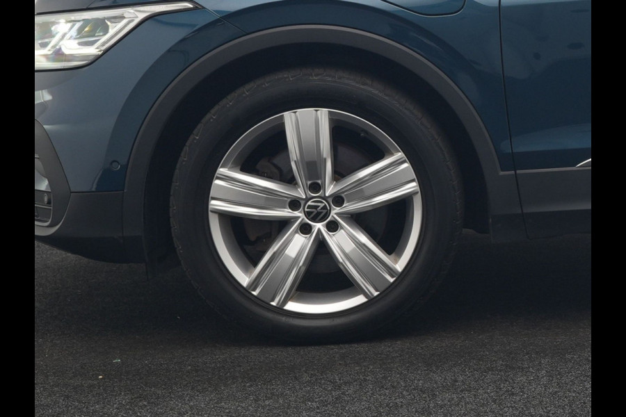 Volkswagen Tiguan 1.4 TSI eHybrid Active PHEV 245pk Dealer O.H. | Trekhaak Af Fabriek | Adaptive Cruise | Head Up | IQ Light | Keyless | Blis | Sportstoelen & Stuur Verwarmd | Sfeerverlichting | Apple Carplay | Navigate | DAB | 19"L.M | Plug In Hybrid |