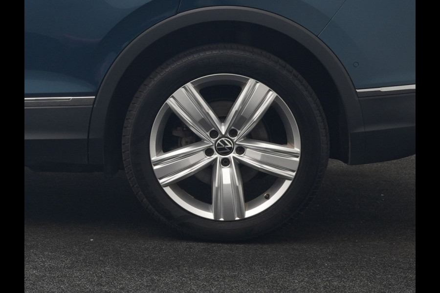 Volkswagen Tiguan 1.4 TSI eHybrid Active PHEV 245pk Dealer O.H. | Trekhaak Af Fabriek | Adaptive Cruise | Head Up | IQ Light | Keyless | Blis | Sportstoelen & Stuur Verwarmd | Sfeerverlichting | Apple Carplay | Navigate | DAB | 19"L.M | Plug In Hybrid |