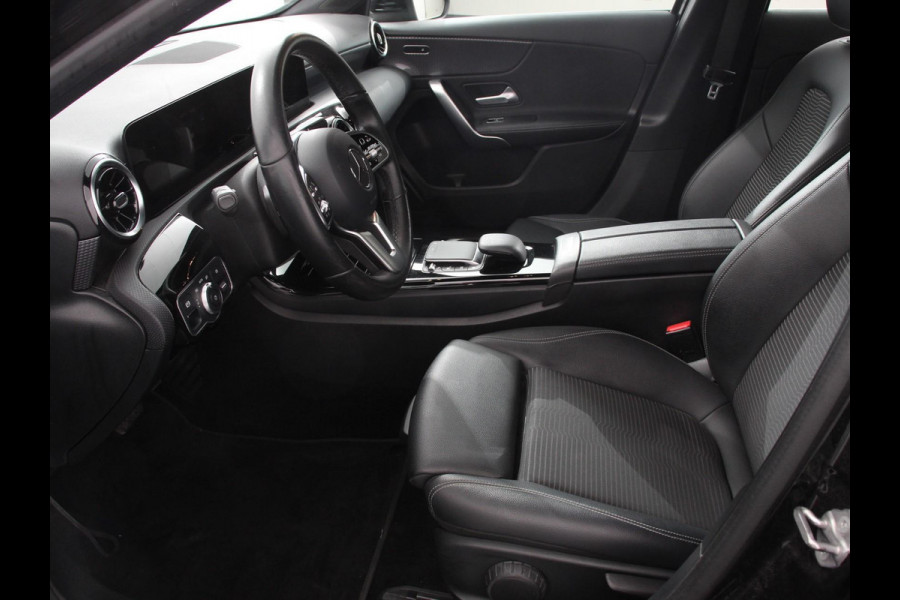 Mercedes-Benz A-Klasse 200 Automaat Advantage Navigatie Apple Carplay/Android Auto Camera Adaptive cruise control Stoelverwarming Parkeer sensoren
