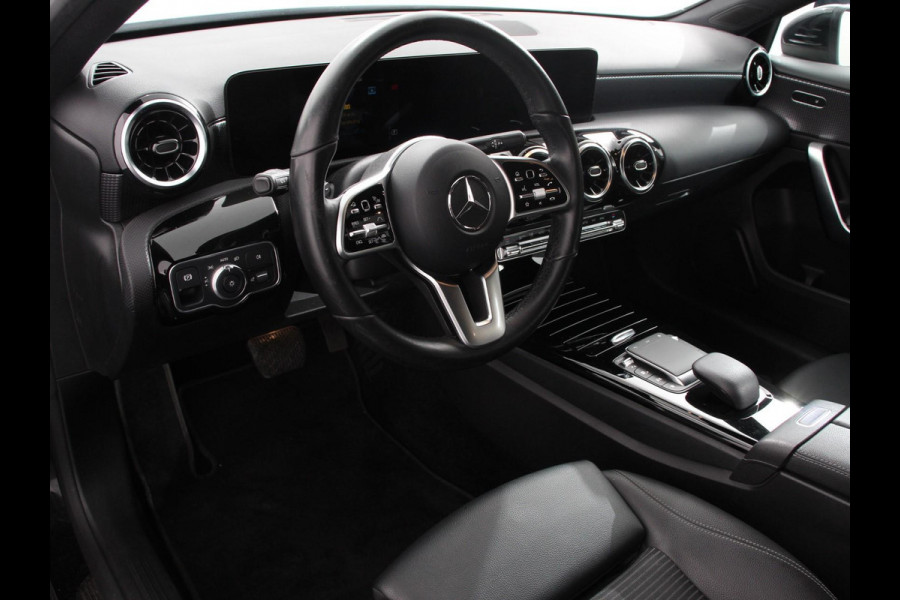Mercedes-Benz A-Klasse 200 Automaat Advantage Navigatie Apple Carplay/Android Auto Camera Adaptive cruise control Stoelverwarming Parkeer sensoren