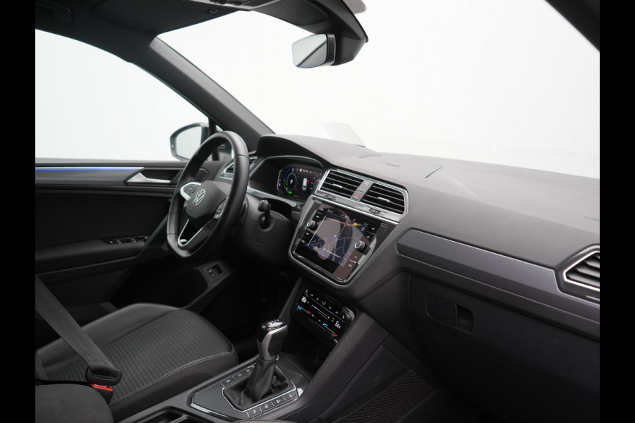 Volkswagen Tiguan 1.4 TSI eHybrid Active PHEV 245pk Dealer O.H. | Trekhaak Af Fabriek | Adaptive Cruise | Head Up | IQ Light | Keyless | Blis | Sportstoelen & Stuur Verwarmd | Sfeerverlichting | Apple Carplay | Navigate | DAB | 19"L.M | Plug In Hybrid |