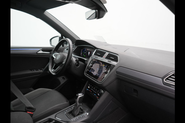 Volkswagen Tiguan 1.4 TSI eHybrid Active PHEV 245pk Dealer O.H. | Trekhaak Af Fabriek | Adaptive Cruise | Head Up | IQ Light | Keyless | Blis | Sportstoelen & Stuur Verwarmd | Sfeerverlichting | Apple Carplay | Navigate | DAB | 19"L.M | Plug In Hybrid |
