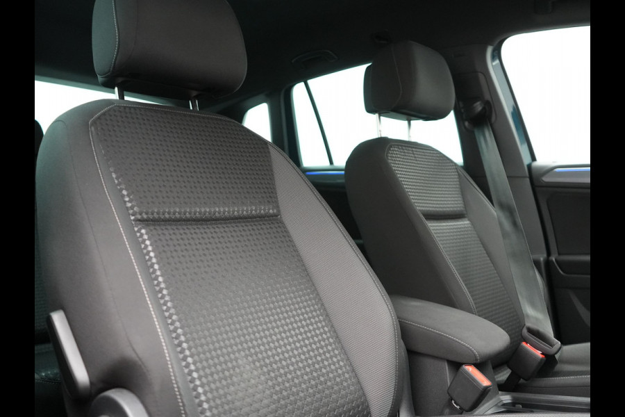 Volkswagen Tiguan 1.4 TSI eHybrid Active PHEV 245pk Dealer O.H. | Trekhaak Af Fabriek | Adaptive Cruise | Head Up | IQ Light | Keyless | Blis | Sportstoelen & Stuur Verwarmd | Sfeerverlichting | Apple Carplay | Navigate | DAB | 19"L.M | Plug In Hybrid |