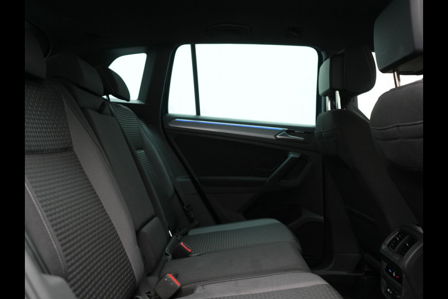 Volkswagen Tiguan 1.4 TSI eHybrid Active PHEV 245pk Dealer O.H. | Trekhaak Af Fabriek | Adaptive Cruise | Head Up | IQ Light | Keyless | Blis | Sportstoelen & Stuur Verwarmd | Sfeerverlichting | Apple Carplay | Navigate | DAB | 19"L.M | Plug In Hybrid |