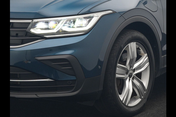 Volkswagen Tiguan 1.4 TSI eHybrid Active PHEV 245pk Dealer O.H. | Trekhaak Af Fabriek | Adaptive Cruise | Head Up | IQ Light | Keyless | Blis | Sportstoelen & Stuur Verwarmd | Sfeerverlichting | Apple Carplay | Navigate | DAB | 19"L.M | Plug In Hybrid |