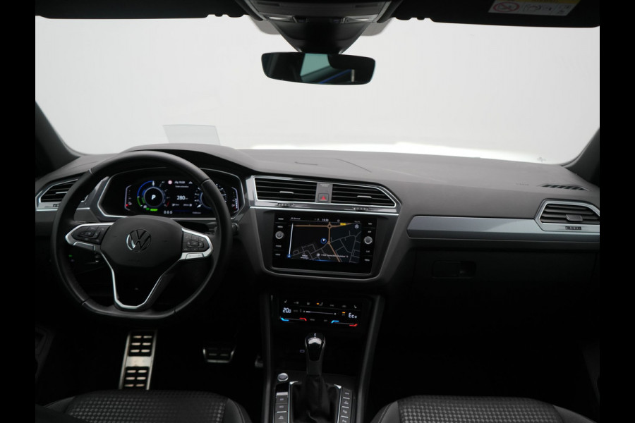 Volkswagen Tiguan 1.4 TSI eHybrid Active PHEV 245pk Dealer O.H. | Trekhaak Af Fabriek | Adaptive Cruise | Head Up | IQ Light | Keyless | Blis | Sportstoelen & Stuur Verwarmd | Sfeerverlichting | Apple Carplay | Navigate | DAB | 19"L.M | Plug In Hybrid |