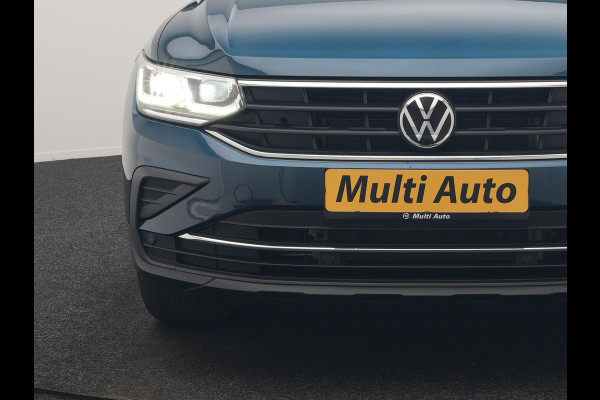 Volkswagen Tiguan 1.4 TSI eHybrid Active PHEV 245pk Dealer O.H. | Trekhaak Af Fabriek | Adaptive Cruise | Head Up | IQ Light | Keyless | Blis | Sportstoelen & Stuur Verwarmd | Sfeerverlichting | Apple Carplay | Navigate | DAB | 19"L.M | Plug In Hybrid |