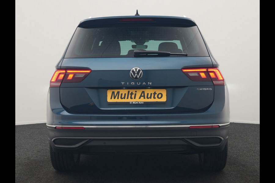 Volkswagen Tiguan 1.4 TSI eHybrid Active PHEV 245pk Dealer O.H. | Trekhaak Af Fabriek | Adaptive Cruise | Head Up | IQ Light | Keyless | Blis | Sportstoelen & Stuur Verwarmd | Sfeerverlichting | Apple Carplay | Navigate | DAB | 19"L.M | Plug In Hybrid |