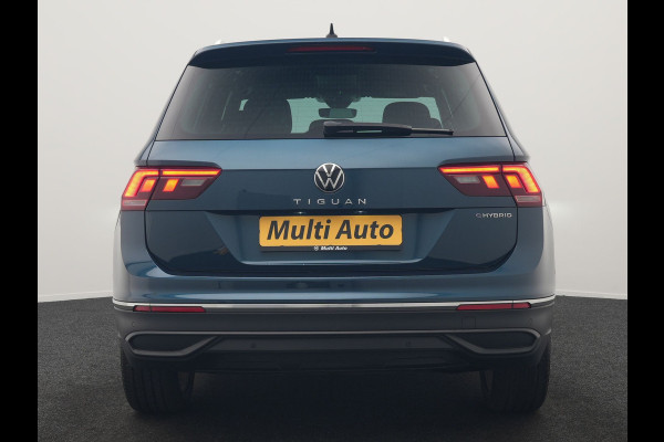 Volkswagen Tiguan 1.4 TSI eHybrid Active PHEV 245pk Dealer O.H. | Trekhaak Af Fabriek | Adaptive Cruise | Head Up | IQ Light | Keyless | Blis | Sportstoelen & Stuur Verwarmd | Sfeerverlichting | Apple Carplay | Navigate | DAB | 19"L.M | Plug In Hybrid |