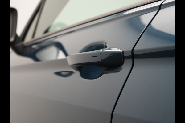 Volkswagen Tiguan 1.4 TSI eHybrid Active PHEV 245pk Dealer O.H. | Trekhaak Af Fabriek | Adaptive Cruise | Head Up | IQ Light | Keyless | Blis | Sportstoelen & Stuur Verwarmd | Sfeerverlichting | Apple Carplay | Navigate | DAB | 19"L.M | Plug In Hybrid |