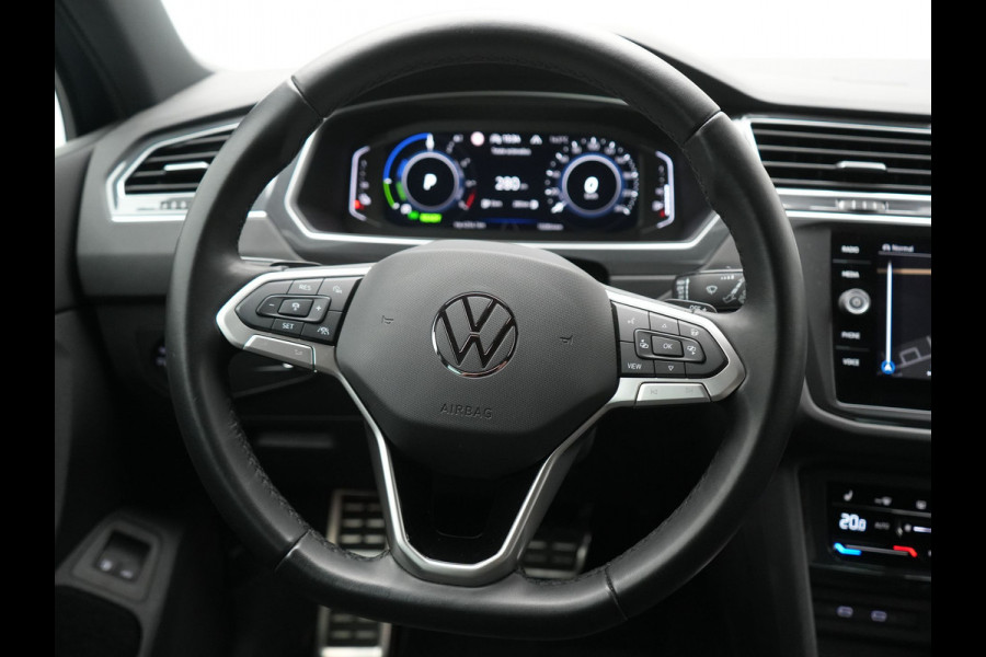 Volkswagen Tiguan 1.4 TSI eHybrid Active PHEV 245pk Dealer O.H. | Trekhaak Af Fabriek | Adaptive Cruise | Head Up | IQ Light | Keyless | Blis | Sportstoelen & Stuur Verwarmd | Sfeerverlichting | Apple Carplay | Navigate | DAB | 19"L.M | Plug In Hybrid |