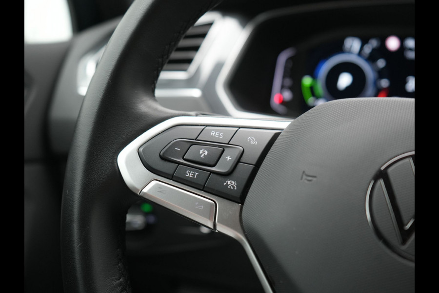 Volkswagen Tiguan 1.4 TSI eHybrid Active PHEV 245pk Dealer O.H. | Trekhaak Af Fabriek | Adaptive Cruise | Head Up | IQ Light | Keyless | Blis | Sportstoelen & Stuur Verwarmd | Sfeerverlichting | Apple Carplay | Navigate | DAB | 19"L.M | Plug In Hybrid |