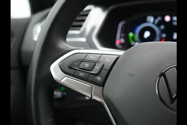 Volkswagen Tiguan 1.4 TSI eHybrid Active PHEV 245pk Dealer O.H. | Trekhaak Af Fabriek | Adaptive Cruise | Head Up | IQ Light | Keyless | Blis | Sportstoelen & Stuur Verwarmd | Sfeerverlichting | Apple Carplay | Navigate | DAB | 19"L.M | Plug In Hybrid |