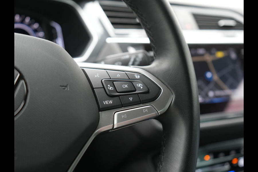 Volkswagen Tiguan 1.4 TSI eHybrid Active PHEV 245pk Dealer O.H. | Trekhaak Af Fabriek | Adaptive Cruise | Head Up | IQ Light | Keyless | Blis | Sportstoelen & Stuur Verwarmd | Sfeerverlichting | Apple Carplay | Navigate | DAB | 19"L.M | Plug In Hybrid |