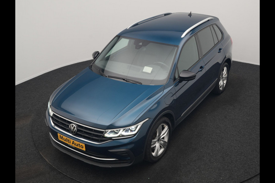 Volkswagen Tiguan 1.4 TSI eHybrid Active PHEV 245pk Dealer O.H. | Trekhaak Af Fabriek | Adaptive Cruise | Head Up | IQ Light | Keyless | Blis | Sportstoelen & Stuur Verwarmd | Sfeerverlichting | Apple Carplay | Navigate | DAB | 19"L.M | Plug In Hybrid |