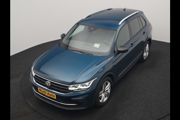 Volkswagen Tiguan 1.4 TSI eHybrid Active PHEV 245pk Dealer O.H. | Trekhaak Af Fabriek | Adaptive Cruise | Head Up | IQ Light | Keyless | Blis | Sportstoelen & Stuur Verwarmd | Sfeerverlichting | Apple Carplay | Navigate | DAB | 19"L.M | Plug In Hybrid |