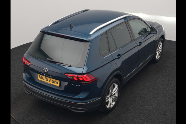 Volkswagen Tiguan 1.4 TSI eHybrid Active PHEV 245pk Dealer O.H. | Trekhaak Af Fabriek | Adaptive Cruise | Head Up | IQ Light | Keyless | Blis | Sportstoelen & Stuur Verwarmd | Sfeerverlichting | Apple Carplay | Navigate | DAB | 19"L.M | Plug In Hybrid |