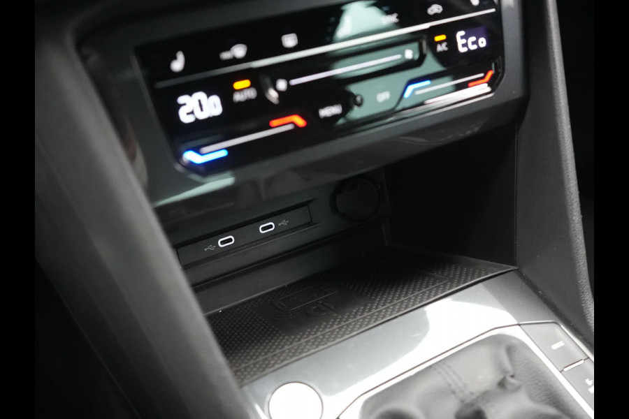 Volkswagen Tiguan 1.4 TSI eHybrid Active PHEV 245pk Dealer O.H. | Trekhaak Af Fabriek | Adaptive Cruise | Head Up | IQ Light | Keyless | Blis | Sportstoelen & Stuur Verwarmd | Sfeerverlichting | Apple Carplay | Navigate | DAB | 19"L.M | Plug In Hybrid |