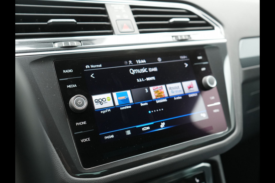 Volkswagen Tiguan 1.4 TSI eHybrid Active PHEV 245pk Dealer O.H. | Trekhaak Af Fabriek | Adaptive Cruise | Head Up | IQ Light | Keyless | Blis | Sportstoelen & Stuur Verwarmd | Sfeerverlichting | Apple Carplay | Navigate | DAB | 19"L.M | Plug In Hybrid |