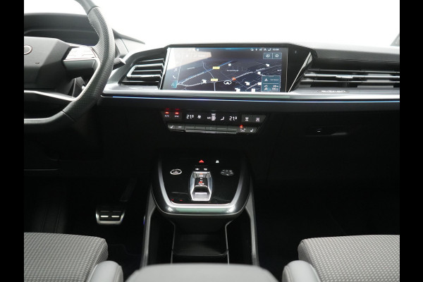 Audi Q4 e-tron 45 S Line 82 kWh 286pk Dealer O.H. | Trekhaak Af Fabriek | Panodak | Adaptive Cruise | Warmtepomp | Camera | Sonos Audio | Sportstoelen Verwarmd | Keyless | Blis | Apple Carplay | Navigatie | DAB |