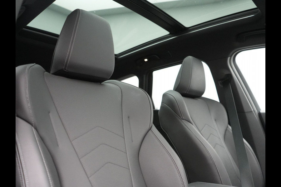 BMW iX1 xDrive30 67 kWh 313pk Dealer O.H. | Trekhaak Af Fabriek | Panodak | Adaptive Cruise | Head Up | 360 Camera | Harman / Kardon | Adaptief Onderstel | Lederen Sportstoelen Massage & Verwarmd | Stuur Verwarmd | Hifi Audio | Keyless | Blis |