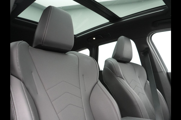 BMW iX1 xDrive30 67 kWh 313pk Dealer O.H. | Trekhaak Af Fabriek | Panodak | Adaptive Cruise | Head Up | 360 Camera | Harman / Kardon | Adaptief Onderstel | Lederen Sportstoelen Massage & Verwarmd | Stuur Verwarmd | Hifi Audio | Keyless | Blis |