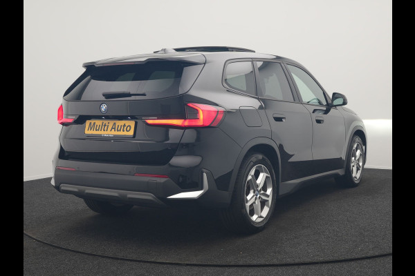 BMW iX1 xDrive30 67 kWh 313pk Dealer O.H. | Trekhaak Af Fabriek | Panodak | Adaptive Cruise | Head Up | 360 Camera | Harman / Kardon | Adaptief Onderstel | Lederen Sportstoelen Massage & Verwarmd | Stuur Verwarmd | Hifi Audio | Keyless | Blis |