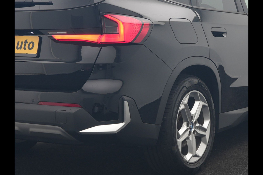 BMW iX1 xDrive30 67 kWh 313pk Dealer O.H. | Trekhaak Af Fabriek | Panodak | Adaptive Cruise | Head Up | 360 Camera | Harman / Kardon | Adaptief Onderstel | Lederen Sportstoelen Massage & Verwarmd | Stuur Verwarmd | Hifi Audio | Keyless | Blis |