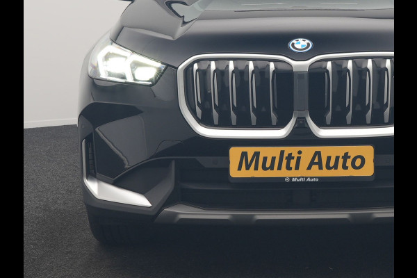 BMW iX1 xDrive30 67 kWh 313pk Dealer O.H. | Trekhaak Af Fabriek | Panodak | Adaptive Cruise | Head Up | 360 Camera | Harman / Kardon | Adaptief Onderstel | Lederen Sportstoelen Massage & Verwarmd | Stuur Verwarmd | Hifi Audio | Keyless | Blis |