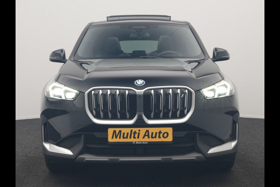 BMW iX1 xDrive30 67 kWh 313pk Dealer O.H. | Trekhaak Af Fabriek | Panodak | Adaptive Cruise | Head Up | 360 Camera | Harman / Kardon | Adaptief Onderstel | Lederen Sportstoelen Massage & Verwarmd | Stuur Verwarmd | Hifi Audio | Keyless | Blis |