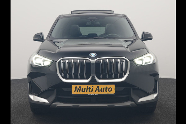 BMW iX1 xDrive30 67 kWh 313pk Dealer O.H. | Trekhaak Af Fabriek | Panodak | Adaptive Cruise | Head Up | 360 Camera | Harman / Kardon | Adaptief Onderstel | Lederen Sportstoelen Massage & Verwarmd | Stuur Verwarmd | Hifi Audio | Keyless | Blis |