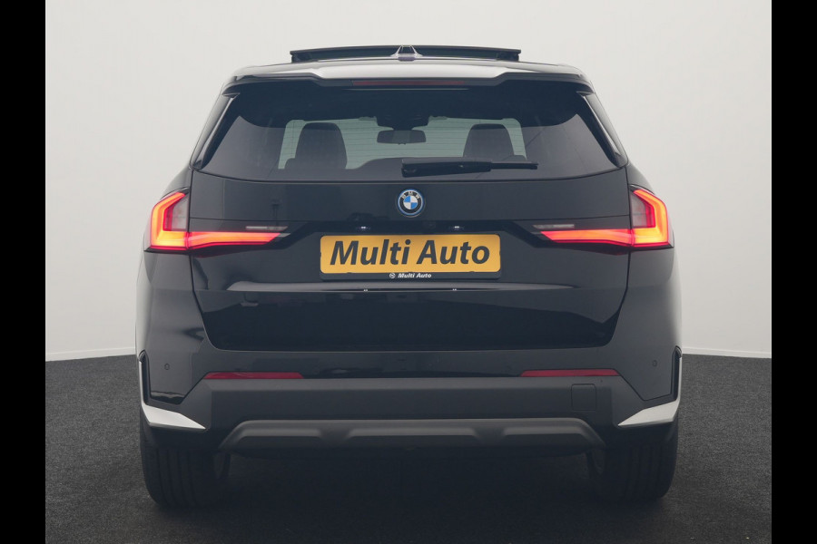BMW iX1 xDrive30 67 kWh 313pk Dealer O.H. | Trekhaak Af Fabriek | Panodak | Adaptive Cruise | Head Up | 360 Camera | Harman / Kardon | Adaptief Onderstel | Lederen Sportstoelen Massage & Verwarmd | Stuur Verwarmd | Hifi Audio | Keyless | Blis |