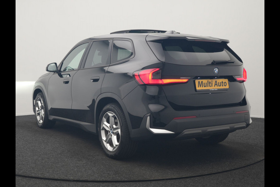 BMW iX1 xDrive30 67 kWh 313pk Dealer O.H. | Trekhaak Af Fabriek | Panodak | Adaptive Cruise | Head Up | 360 Camera | Harman / Kardon | Adaptief Onderstel | Lederen Sportstoelen Massage & Verwarmd | Stuur Verwarmd | Hifi Audio | Keyless | Blis |