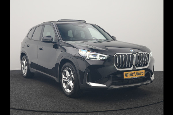 BMW iX1 xDrive30 67 kWh 313pk Dealer O.H. | Trekhaak Af Fabriek | Panodak | Adaptive Cruise | Head Up | 360 Camera | Harman / Kardon | Adaptief Onderstel | Lederen Sportstoelen Massage & Verwarmd | Stuur Verwarmd | Hifi Audio | Keyless | Blis |