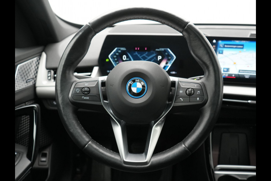 BMW iX1 xDrive30 67 kWh 313pk Dealer O.H. | Trekhaak Af Fabriek | Panodak | Adaptive Cruise | Head Up | 360 Camera | Harman / Kardon | Adaptief Onderstel | Lederen Sportstoelen Massage & Verwarmd | Stuur Verwarmd | Hifi Audio | Keyless | Blis |