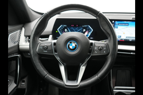 BMW iX1 xDrive30 67 kWh 313pk Dealer O.H. | Trekhaak Af Fabriek | Panodak | Adaptive Cruise | Head Up | 360 Camera | Harman / Kardon | Adaptief Onderstel | Lederen Sportstoelen Massage & Verwarmd | Stuur Verwarmd | Hifi Audio | Keyless | Blis |