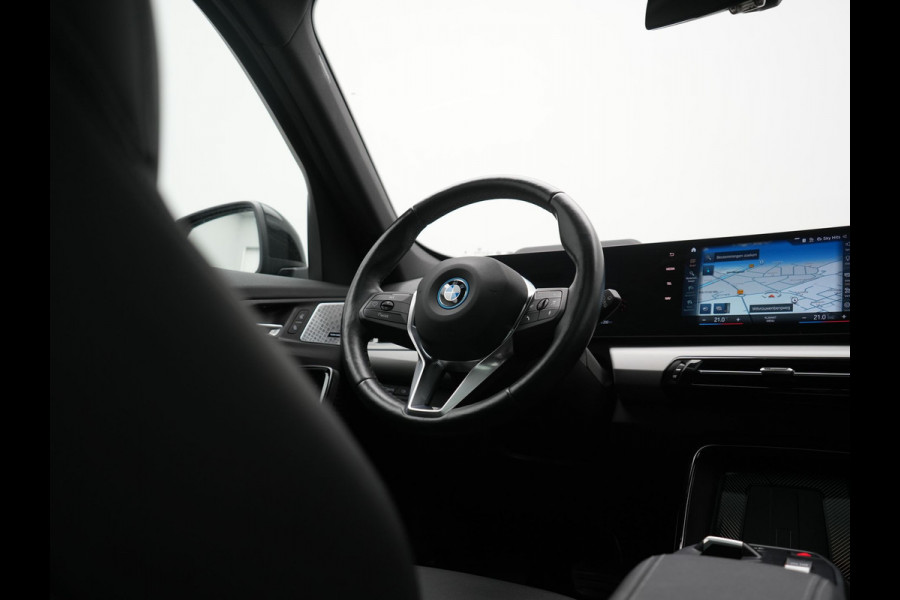 BMW iX1 xDrive30 67 kWh 313pk Dealer O.H. | Trekhaak Af Fabriek | Panodak | Adaptive Cruise | Head Up | 360 Camera | Harman / Kardon | Adaptief Onderstel | Lederen Sportstoelen Massage & Verwarmd | Stuur Verwarmd | Hifi Audio | Keyless | Blis |