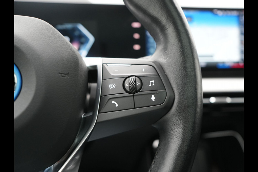 BMW iX1 xDrive30 67 kWh 313pk Dealer O.H. | Trekhaak Af Fabriek | Panodak | Adaptive Cruise | Head Up | 360 Camera | Harman / Kardon | Adaptief Onderstel | Lederen Sportstoelen Massage & Verwarmd | Stuur Verwarmd | Hifi Audio | Keyless | Blis |