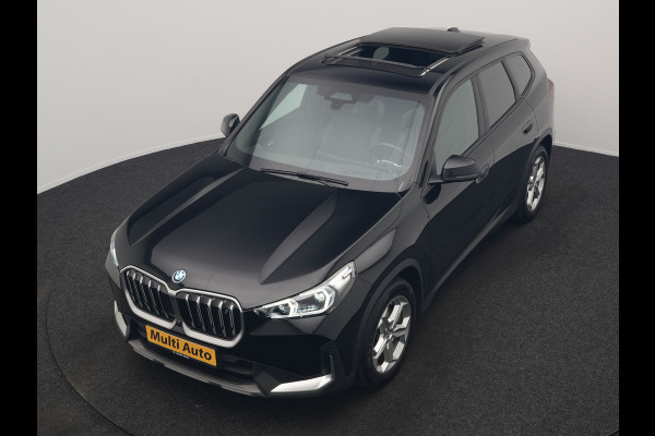 BMW iX1 xDrive30 67 kWh 313pk Dealer O.H. | Trekhaak Af Fabriek | Panodak | Adaptive Cruise | Head Up | 360 Camera | Harman / Kardon | Adaptief Onderstel | Lederen Sportstoelen Massage & Verwarmd | Stuur Verwarmd | Hifi Audio | Keyless | Blis |