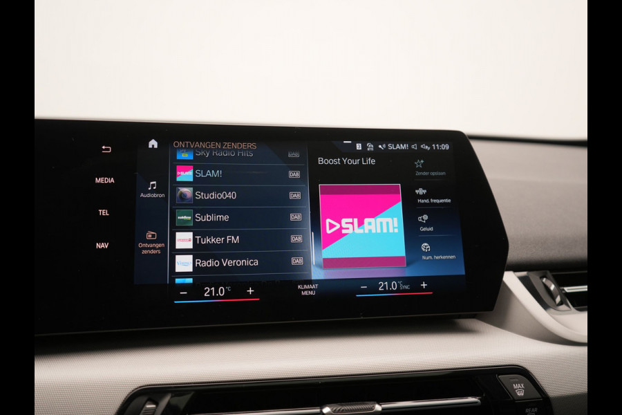 BMW iX1 xDrive30 67 kWh 313pk Dealer O.H. | Trekhaak Af Fabriek | Panodak | Adaptive Cruise | Head Up | 360 Camera | Harman / Kardon | Adaptief Onderstel | Lederen Sportstoelen Massage & Verwarmd | Stuur Verwarmd | Hifi Audio | Keyless | Blis |