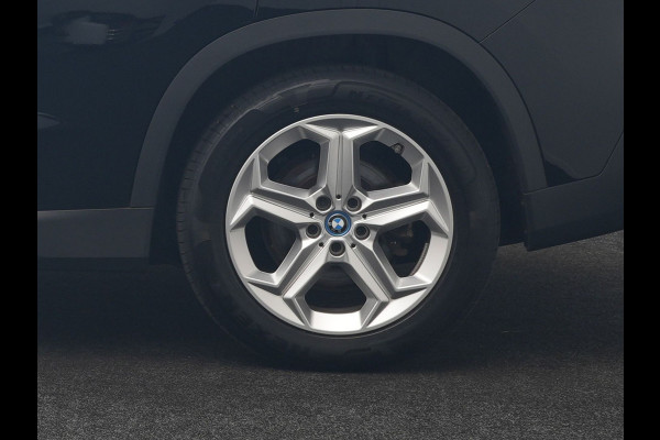 BMW iX1 xDrive30 67 kWh 313pk Dealer O.H. | Trekhaak Af Fabriek | Panodak | Adaptive Cruise | Head Up | 360 Camera | Harman / Kardon | Adaptief Onderstel | Lederen Sportstoelen Massage & Verwarmd | Stuur Verwarmd | Hifi Audio | Keyless | Blis |