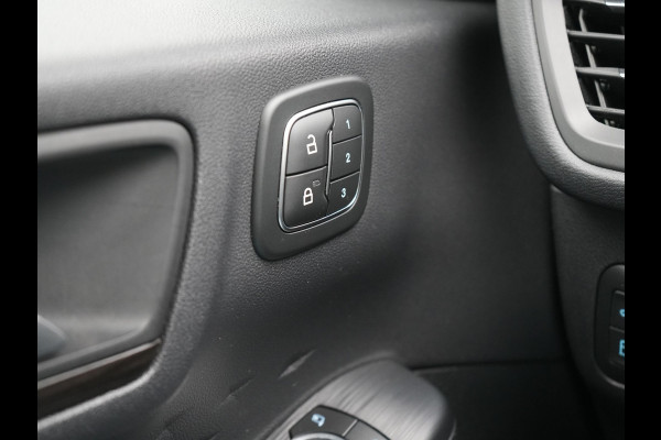 Ford Kuga 2.5 Vignale PHEV 225pk Dealer O.H. | Panodak | Head Up | Camera | Bang & Olufsen | Lederen Sportstoelen Memory & Verwarmd | Stuur Verwarmd | Keyless | Apple Carplay | Navigatie | DAB | Plug In Hybrid |