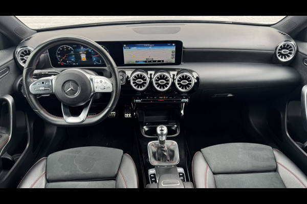 Mercedes-Benz A-Klasse 200 AMG Sfeer Camera Clima Navi Stoelverwarming 19"Multispoke velgen Sportonderstel