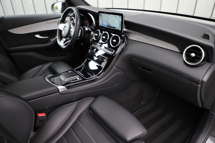 Mercedes-Benz GLC Coupé 300 AMG 4-Matic | 258PK | Schuifdak | Trekhaak | Led | Carplay | Distronic | Leder | Stoelverwarming | 2020.