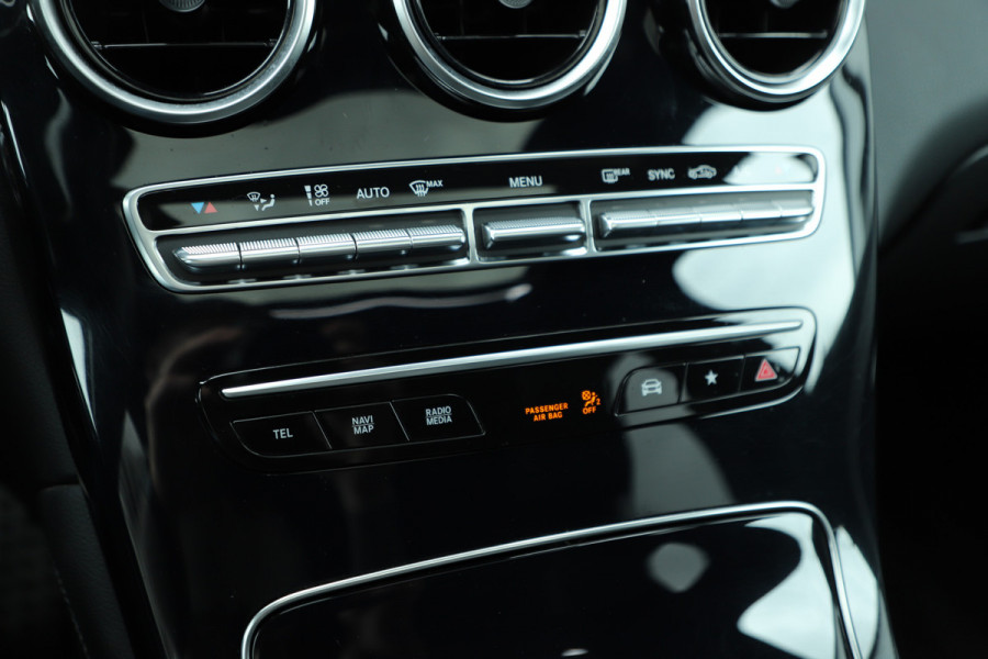 Mercedes-Benz GLC Coupé 300 AMG 4-Matic | 258PK | Schuifdak | Trekhaak | Led | Carplay | Distronic | Leder | Stoelverwarming | 2020.