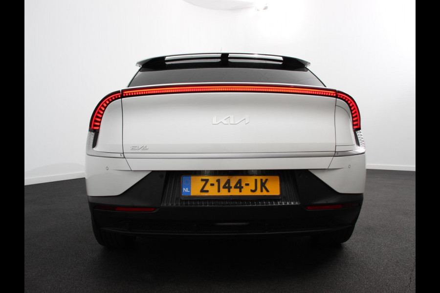 Kia Ev6 Light Edition Automaat 58 kWh Navigatie Apple Carplay Android Auto Camera Parkeersensoren achter Cruise Control Climate Control Lichtmetalen Velgen