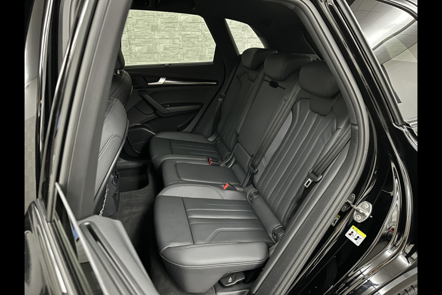 Audi Q5 50 TFSI e 300PK | Luchtvering | B&O Sound | Leder | Carbon | Sportstoelen | Carplay | 11-2022 | Zwarte Hemel | Standkachel | Stoelverwarming | 3-Zone Clima | Black-Optic | Zonwering | Virtual Cockpit | LED | Autom. Achterklep | Bovag Garantie |