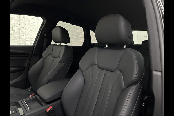 Audi Q5 50 TFSI e 300PK | Luchtvering | B&O Sound | Leder | Carbon | Sportstoelen | Carplay | 11-2022 | Zwarte Hemel | Standkachel | Stoelverwarming | 3-Zone Clima | Black-Optic | Zonwering | Virtual Cockpit | LED | Autom. Achterklep | Bovag Garantie |