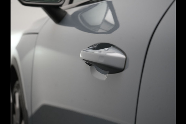Volvo C40 Plus Recharge Pure Electric 69 kWh 231pk Dealer O.H. | Trekhaak Af Fabriek | Panodak | Adaptive Cruise | Camera | Alcantara Sportstoelen & Stuur Verwarmd | Keyless | Blis | Google Assistent | Apple Carplay | DAB |