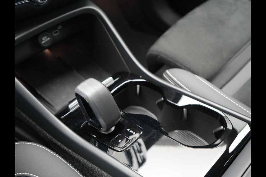 Volvo C40 Plus Recharge Pure Electric 69 kWh 231pk Dealer O.H. | Trekhaak Af Fabriek | Panodak | Adaptive Cruise | Camera | Alcantara Sportstoelen & Stuur Verwarmd | Keyless | Blis | Google Assistent | Apple Carplay | DAB |
